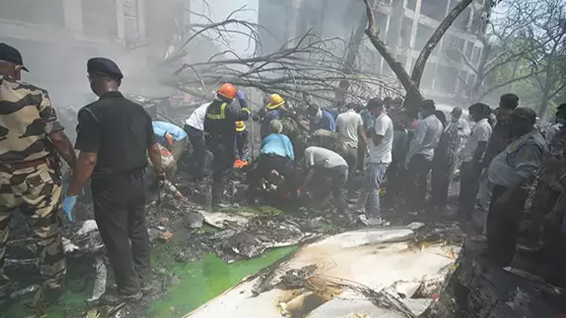 Hindistan’da 242 Kişiyi Taşıyan Yolcu Uçağı Yerleşim Bölgesine Düştü