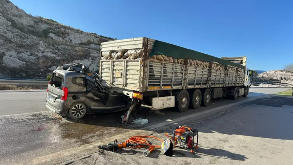 Adana’da otoyolda feci kaza: Aynı aileden 5 kişi yaşamını yitirdi, 7 yaşındaki kızları yaralı kurtuldu
