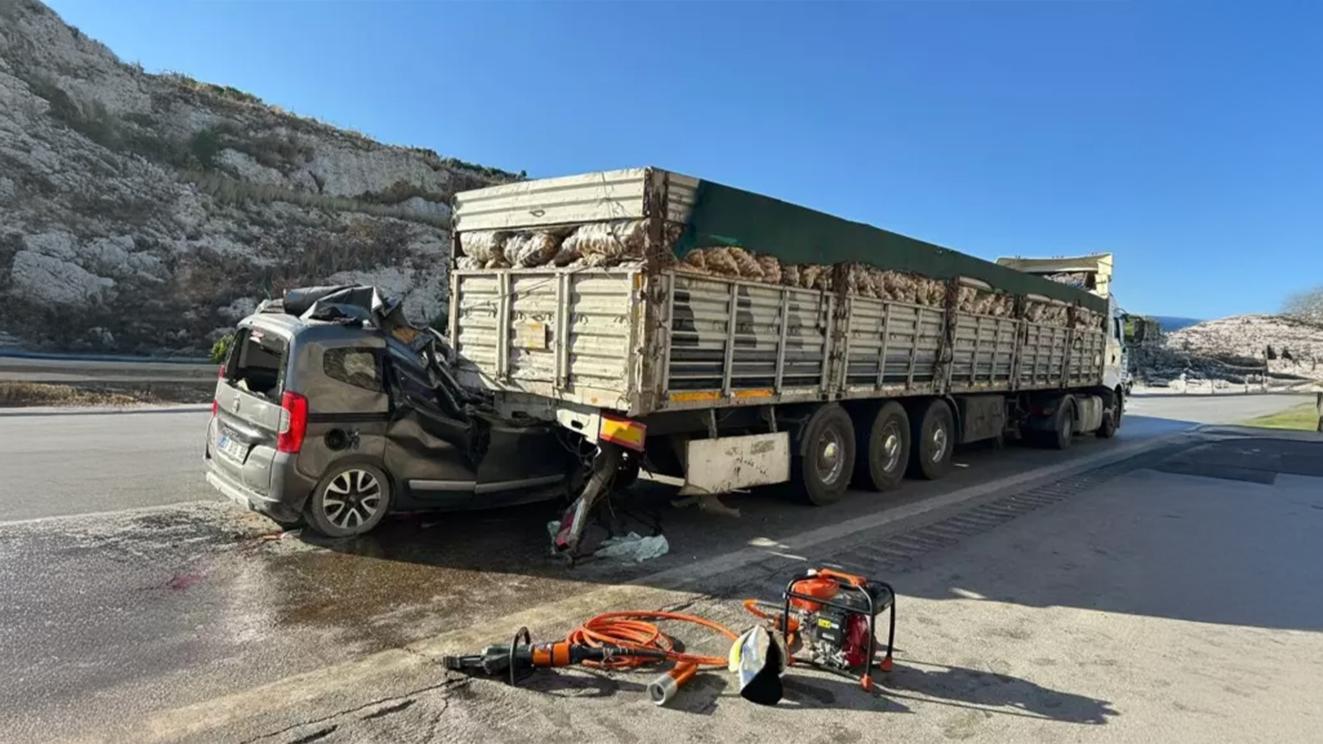 Adana’da otoyolda feci kaza: Aynı aileden 5 kişi yaşamını yitirdi, 7 yaşındaki kızları yaralı kurtuldu