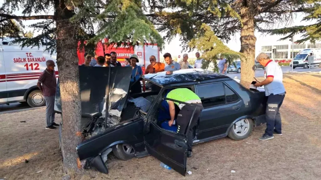 Karaman’da Trafik Kazası: Otomobil Ağaca Çarptı, Sürücü Yaralandı