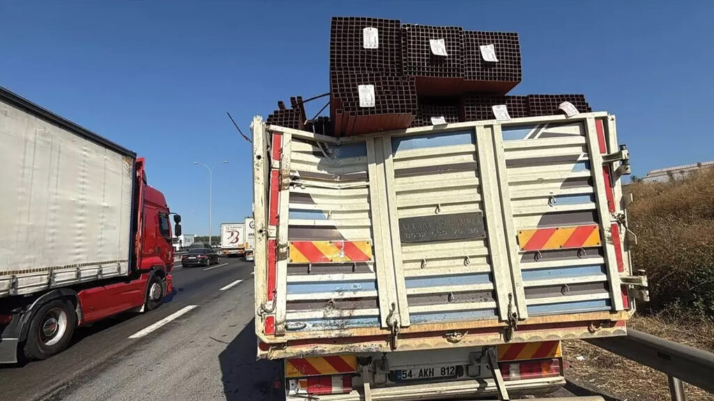 Kocaeli'de Yolcu Otobüsü Kamyona Çarptı: 7 Yaralı
