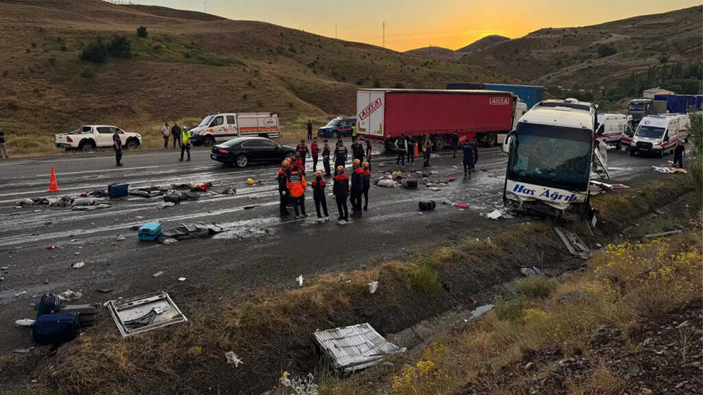 Sivas’ta Feci Otobüs Kazası: 4 Ölü, 40 Yaralı!