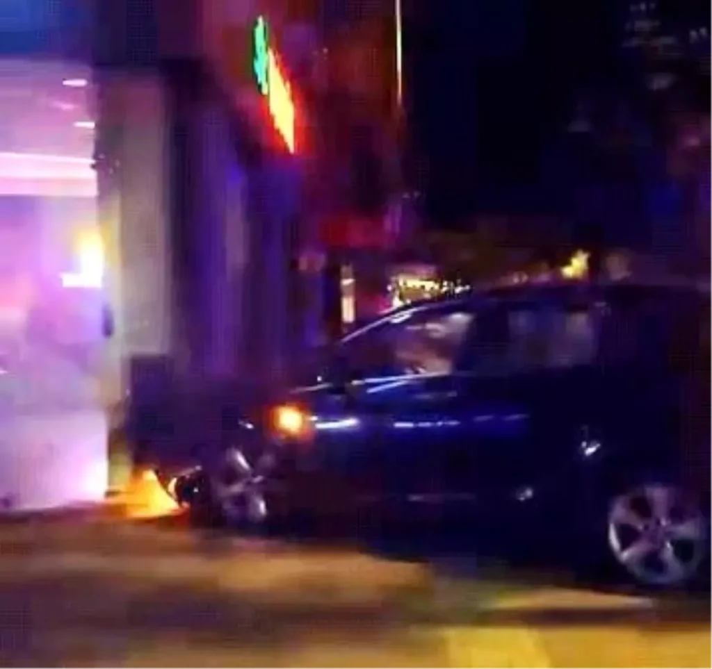 Bursa’da Otomobil Elektrik Panosuna ve Motosiklete Çarptı: 2 Yaralı