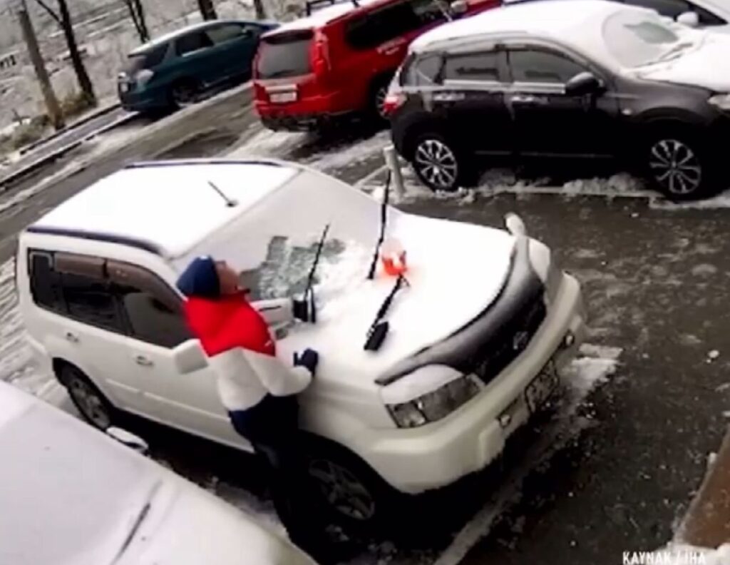 Binadan düşen beton parçasından saniyelerle kurtuldu!