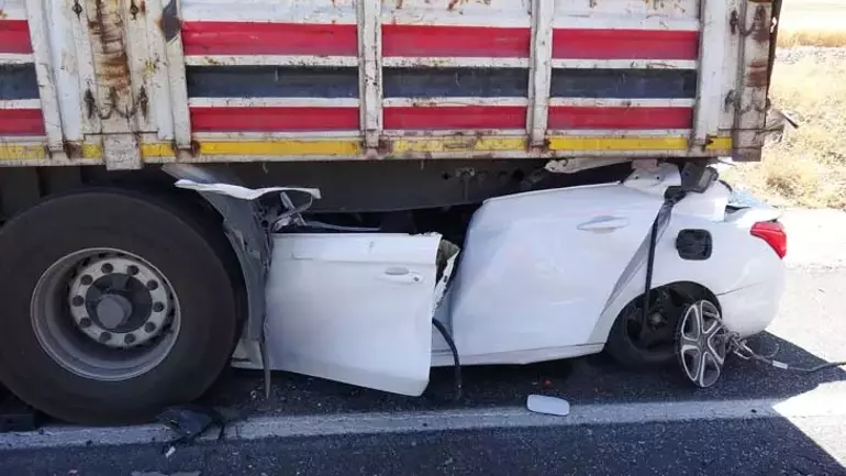 Erzurum’da Feci Kaza: Otomobil TIR’ın Altına Girdi, Sürücü Hayatını Kaybetti