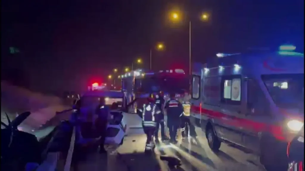 Eyüpsultan'da Trafik Kazası: 2 Kişi Yaralandı, Sürücü Kaçtı