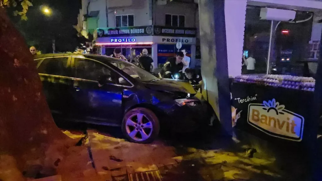 İnegöl’de Otomobil Dükkan Duvarına Çarptı: 2 Yaralı