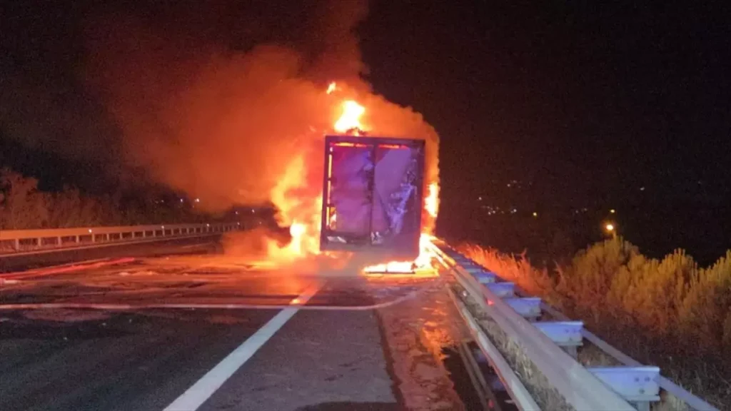 İstanbul-İzmir Otoyolu’nda kamyon yangını: Trafik yeniden açıldı
