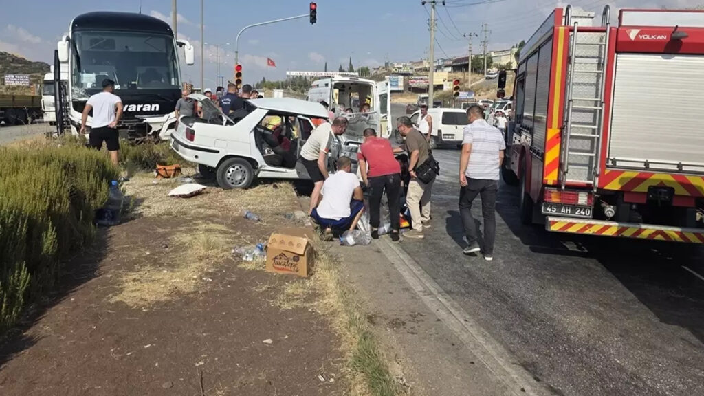 Manisa Kula’da Feci Kaza: Otobüs ile Otomobil Çarpıştı, Karı-Koca Hayatını Kaybetti