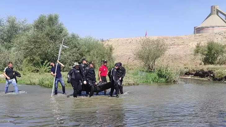 Otomobil Nehre Uçtu: 2 Gün Sonra Kaybolan Gencin Cansız Bedenine Ulaşıldı