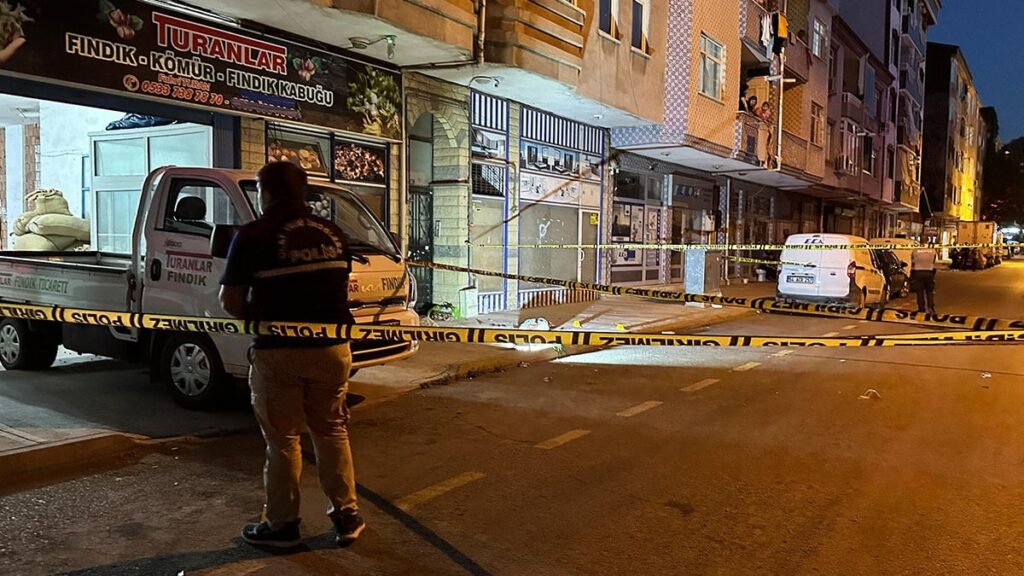 Sakarya’da market dönüşü silahlı saldırı: Baba öldü, oğlu yaralandı