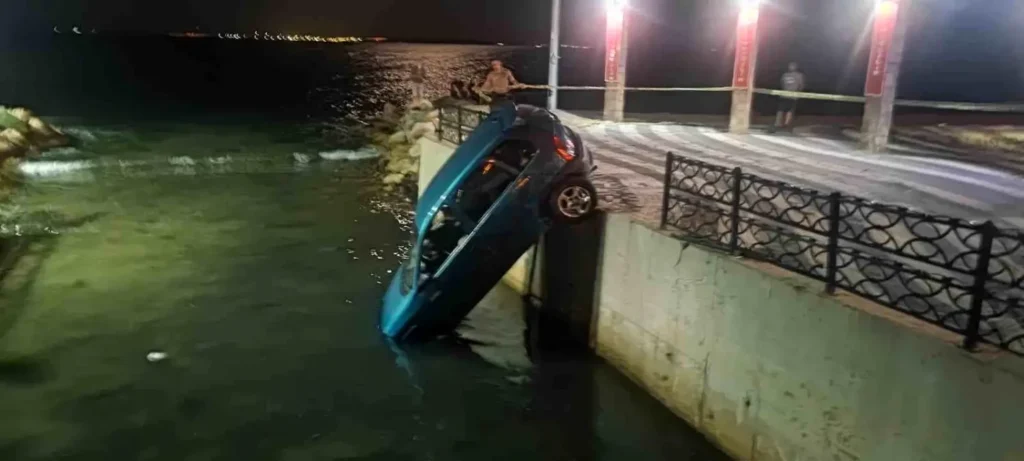 Şarköy'de Su Kanalında Kaza: Otomobil Asılı Kaldı, 1 Yaralı