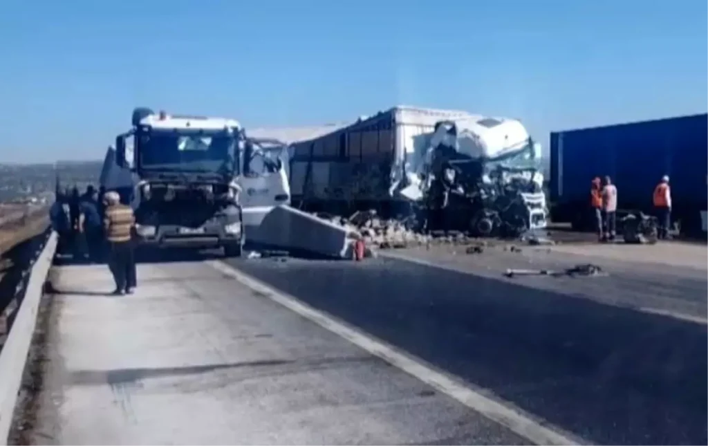 Tarsus-Adana-Gaziantep (TAG) Otoyolu’nda iki tırın çarpışması sonucu 2 kişi yaralandı