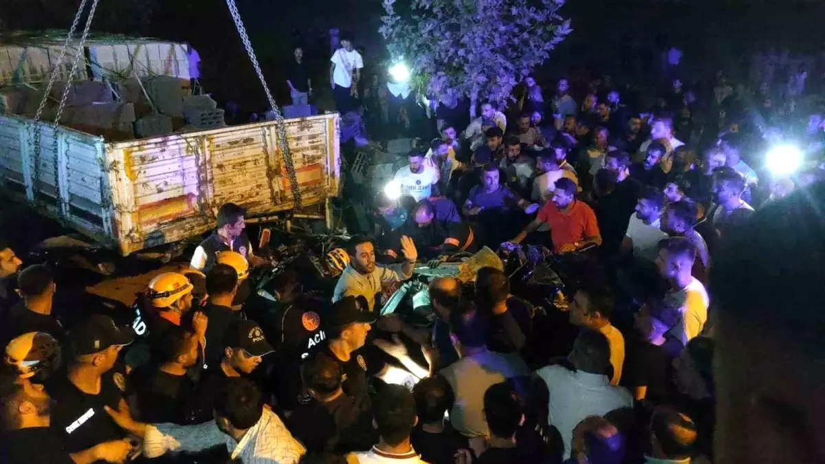 Van’da Feci Kaza: Otomobil Park Halindeki Tıra Çarptı, 2 Ölü