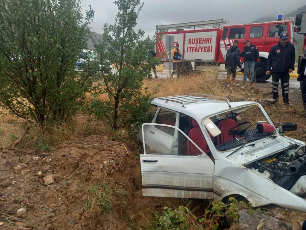 Sivas’ta Kaza: Araç Yoldan Çıkarak Toprak Zemine Çakıldı