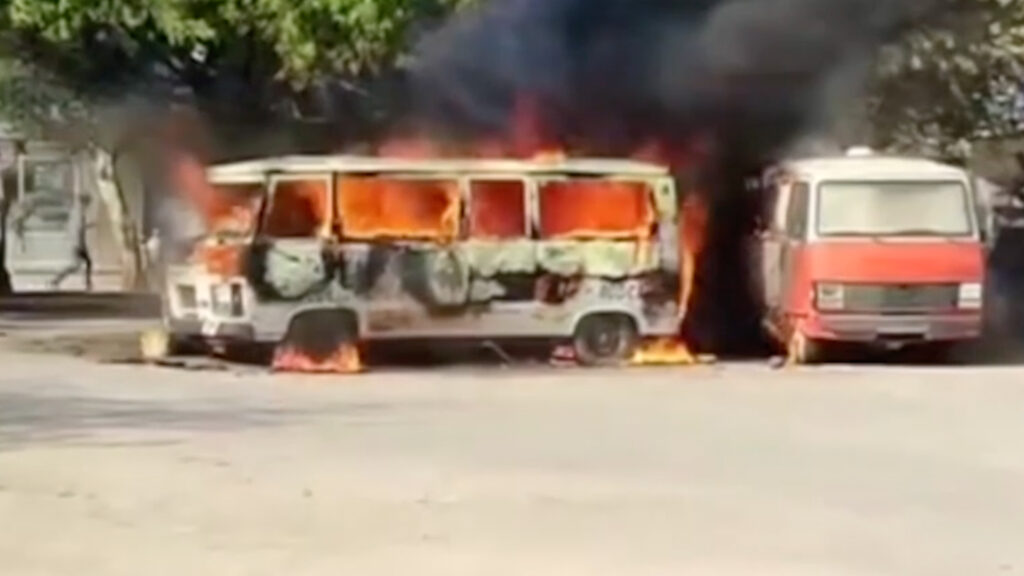 Adana’da park halindeki panelvanda patlama ve yangın