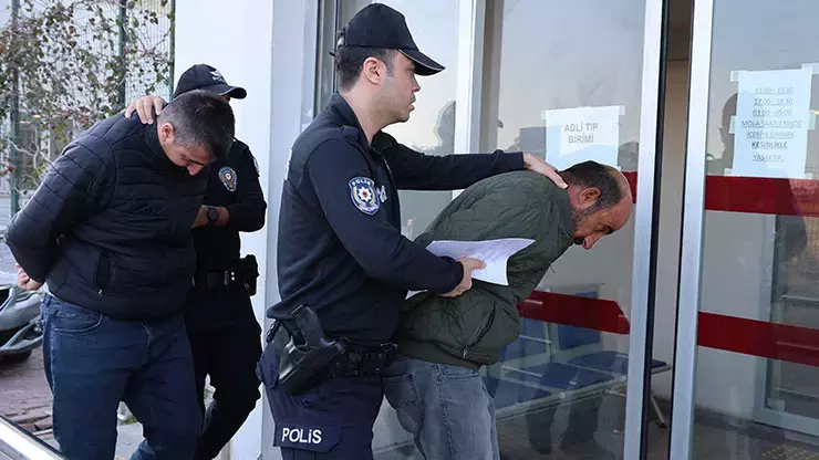 Adana’da Taksi Durağında Kanlı Kavga: 3 Yaralı