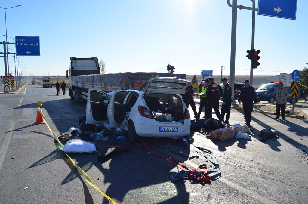 Aksaray’da Feci Kaza: Otomobil TIR’a Çarptı, 1 Ölü 1 Yaralı