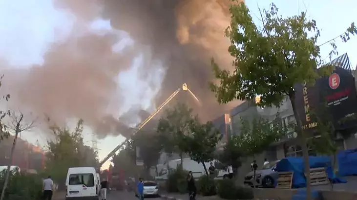 Bağcılar’daki İSTOÇ’ta yangın paniği: 17 iş yeri zarar gördü