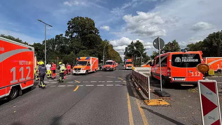 Berlin’de kırmızı ışık ihlali: Araç kalabalığa daldı, 3’ü çocuk 4 yaralı