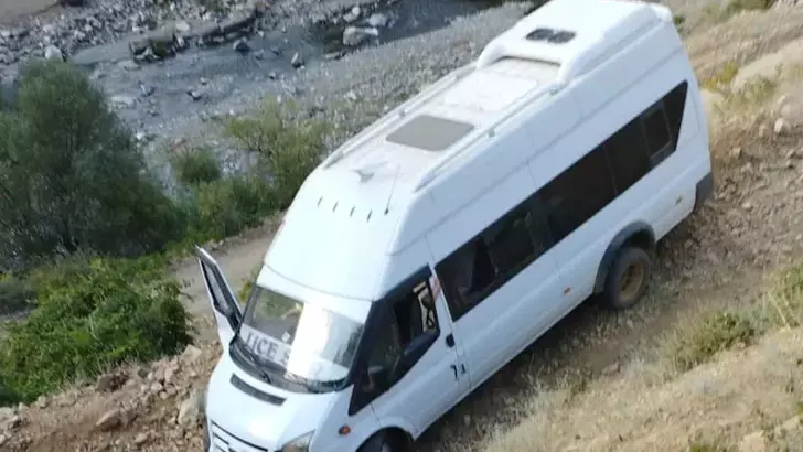 Bingöl’de cami açılışından dönen minibüs şarampole devrildi: 7 yaralı