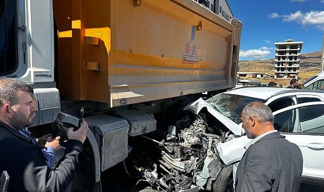 Bitlis’te Kamyon ile Otomobil Çarpıştı: 3 Yaralı