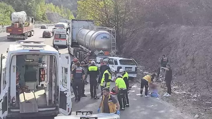 Bursa’da feci kaza: Otomobil park halindeki asit yüklü tankere çarptı, 1’i bebek 5 yaralı