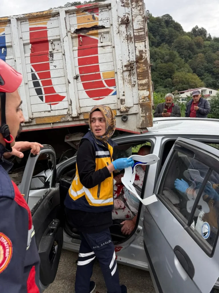 Çaykara’da faciadan dönüldü: Otomobil kamyonun altına girdi