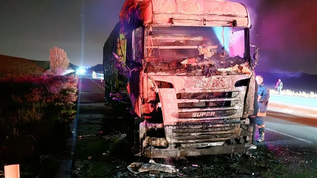Çorum’da seyir halindeki TIR alev aldı