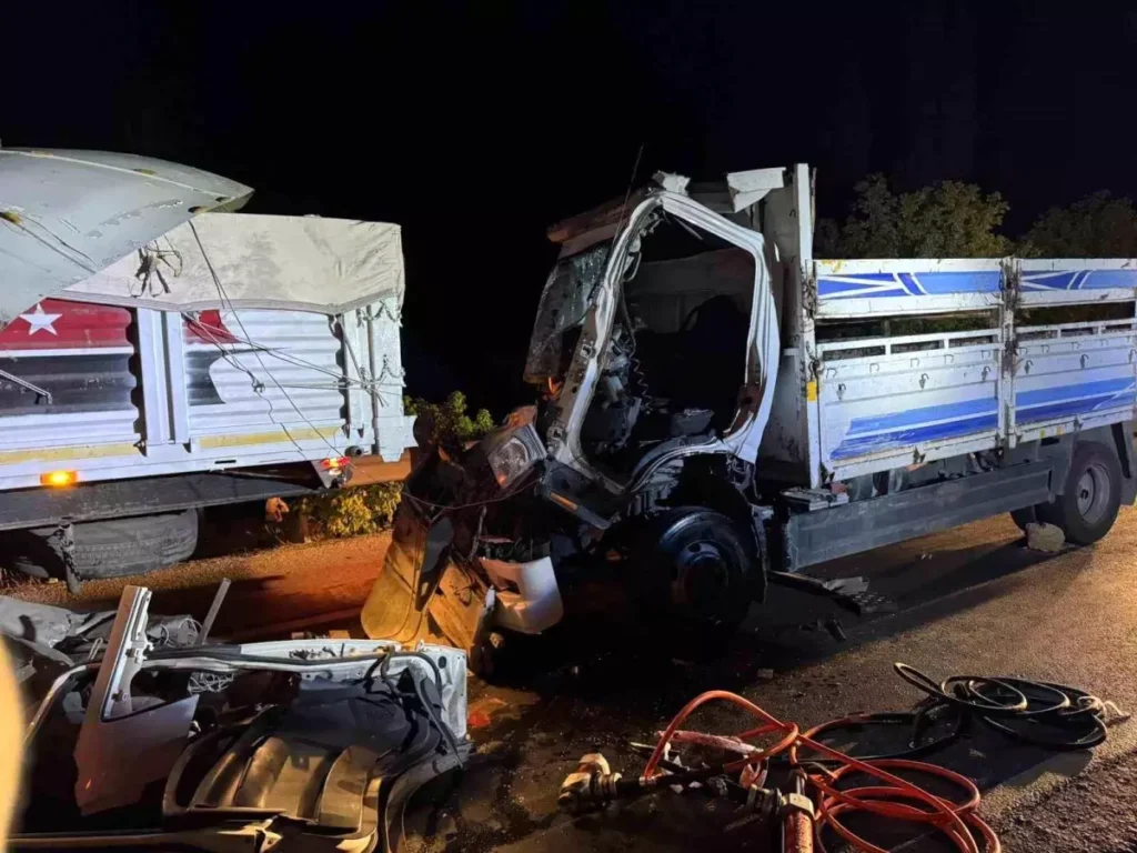 Çorum’da Tır ile Kamyon Çarpıştı: Sürücü Ağır Yaralandı