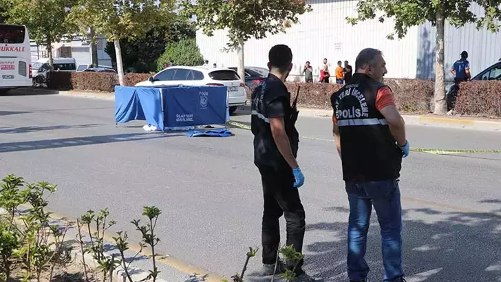 Denizli’de yolun karşısına geçmek isteyen kadın otomobilin çarpmasıyla hayatını kaybetti
