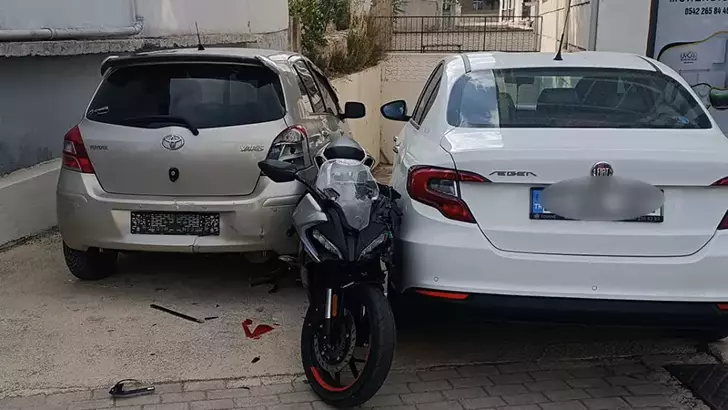 Edirne’de zincirleme kaza: Motosiklet otomobile çarpıp başka aracın üzerine düştü, 1 yaralı