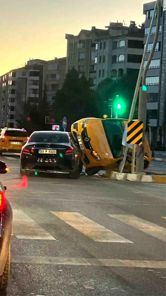 Elazığ’da Ticari Taksi ile Otomobil Çarpıştı: 2 Yaralı