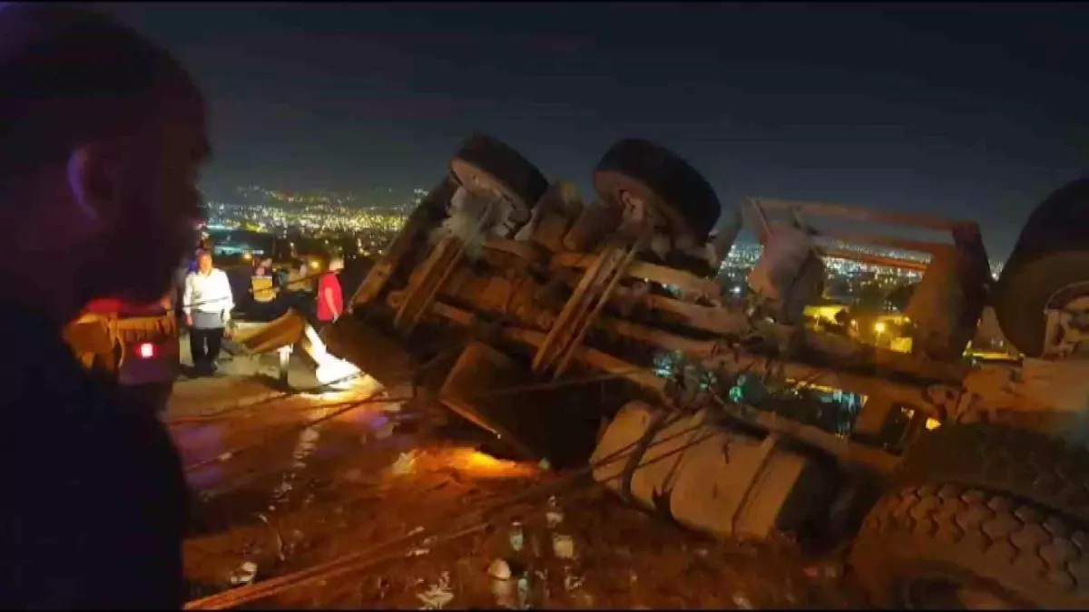 Hatay’da Freni Patlayan Kamyon Devrildi, Sürücü Olay Yerinden Kaçtı