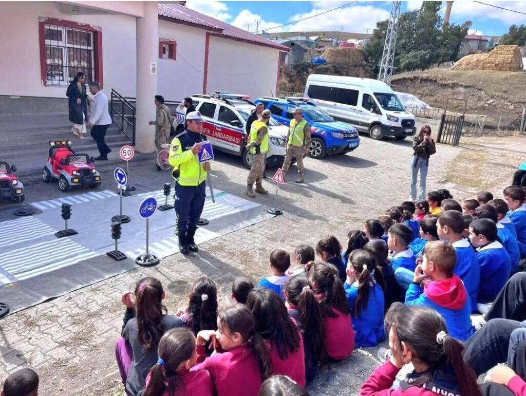 Kars’ta öğrencilere trafik farkındalık eğitimi