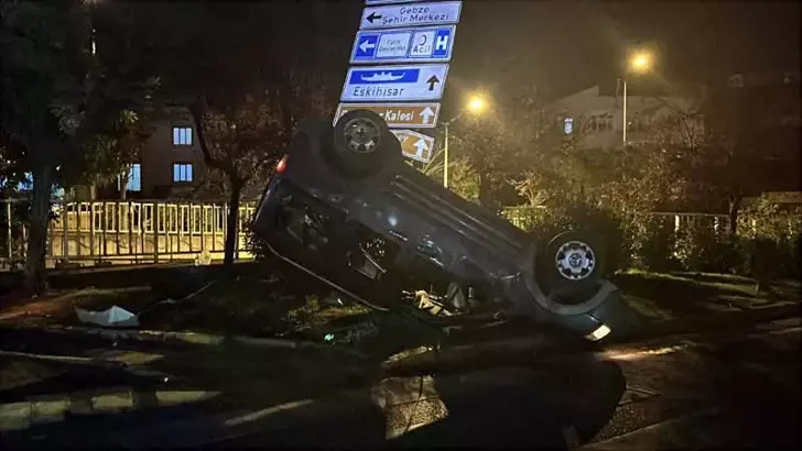 Kocaeli’de Feci Kaza: Minibüs ile Hafif Ticari Araç Çarpıştı, 1 Ölü 5 Yaralı