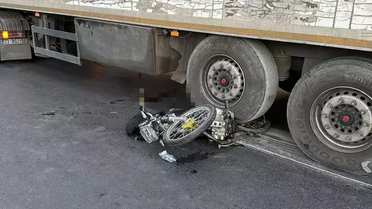Mersin’de TIR ile Motosiklet Çarpıştı: 1 Ölü, 1 Yaralı