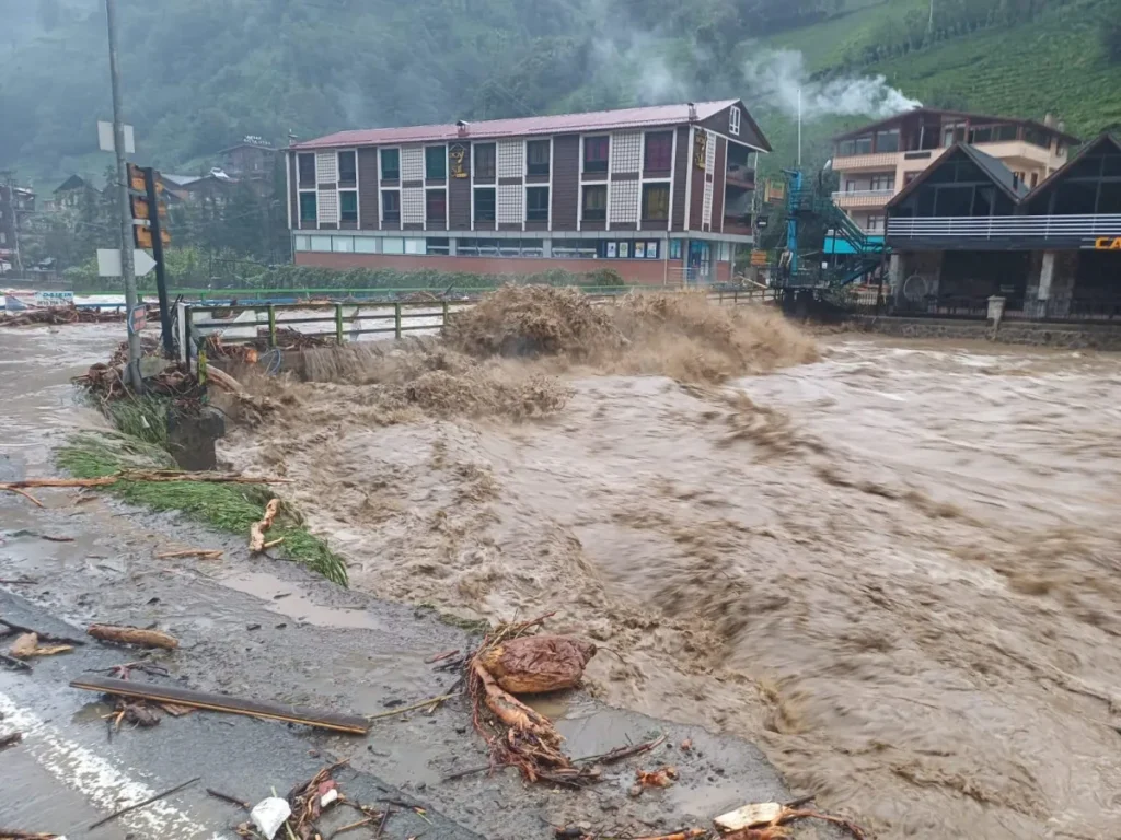 Rize’de sağanak yağış sele yol açtı: Bungalovlar yıkıldı, aileler tahliye edildi