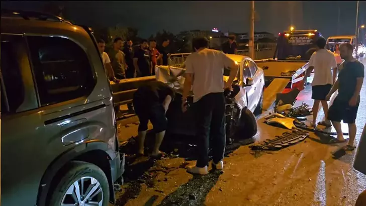 Sancaktepe’de 8 aracın karıştığı zincirleme trafik kazasında bir kişi yaralandı