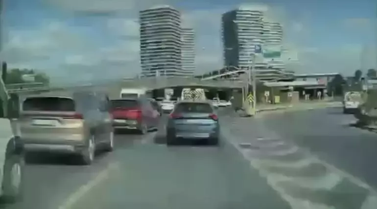 Şişli’de hatalı şerit değişikliği kazaya yol açtı: Motosiklet sürücüsü yaralandı