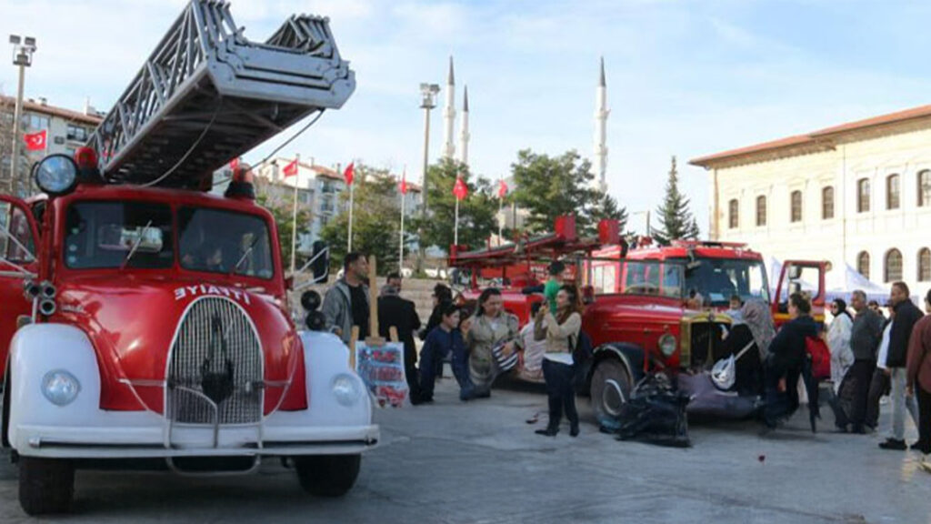 Sivas’ta İtfaiye Haftası’nda emektar araçlar ilgi gördü