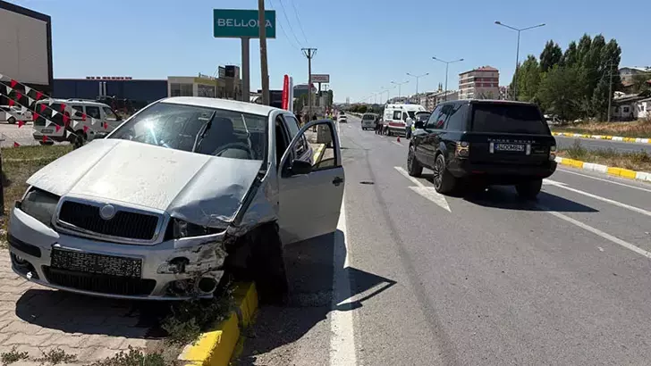 Sivas’ta otomobil ile hafif ticari araç çarpıştı: 6 yaralı
