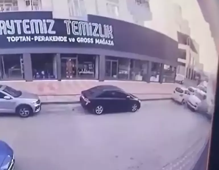 Tokat’ta cip ile hafif ticari araç çarpıştı: O anlar kamerada