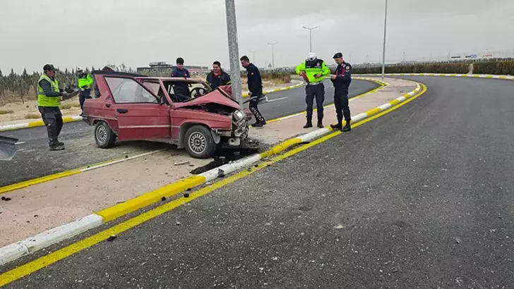 Aksaray’da Otomobil Aydınlatma Direğine Çarptı: Sürücü Hayatını Kaybetti, Eşi Yaralandı