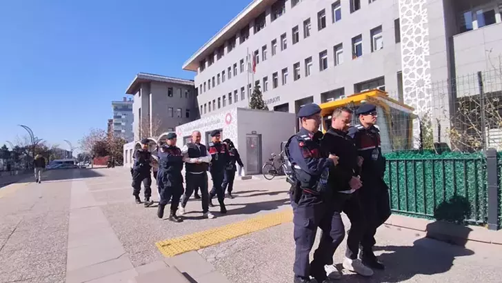 Aksaray’da Trafik Şube Müdürüne Tekme Atan Şüpheli ve 2 Yakını Tutuklandı