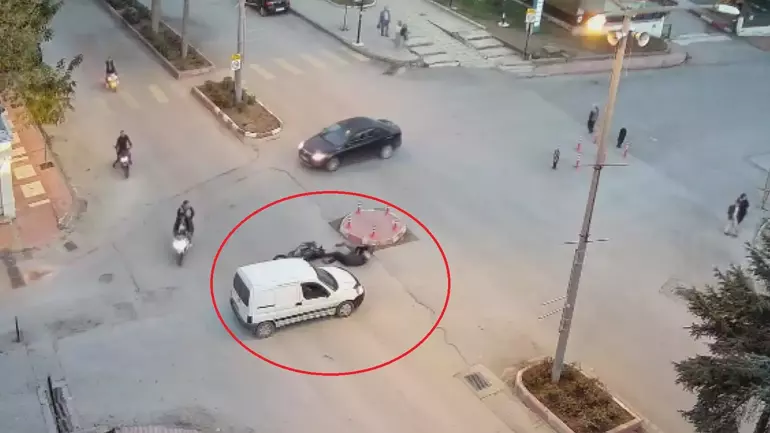 Amasya’da hafif ticari araca çarpmamak için ani fren yapan motosiklet devrildi: 1 yaralı