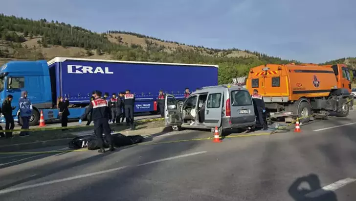Amasya’da hafif ticari araçla kamyon çarpıştı: 4 ölü, 2 yaralı
