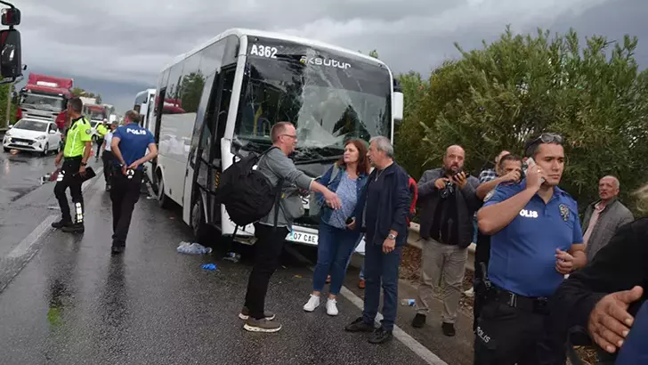 Antalya’da 4 Araçlık Zincirleme Kaza: 2 Turist Yaralandı