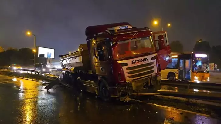 Ataşehir’de Yağışlı Yolda Kayan Hafriyat Kamyonu Yan Yola Girdi