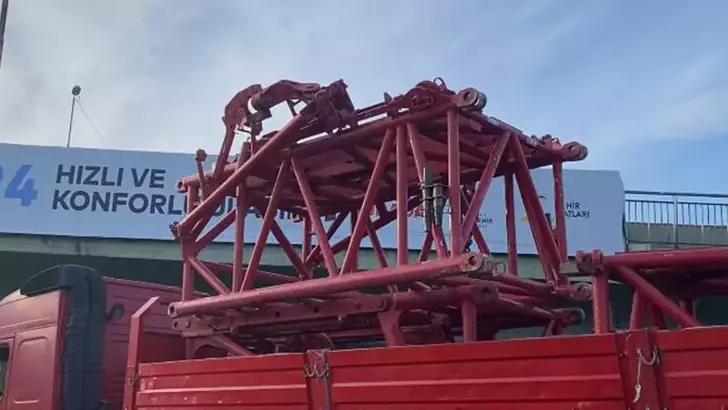 Bakırköy’de Vinç Parçası Yüklü TIR Köprüye Sıkıştı: Trafik Kilitlendi